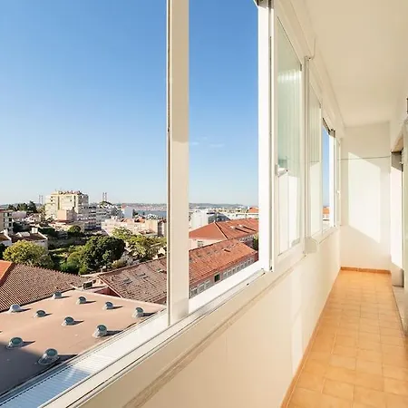 Elegant Interior Apt For 6P - 10Mins To Baixa